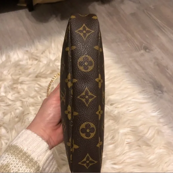 Vintage Louis Vuitton Pochette Accessoires Monogram bag with Gold Chain - Picture 4 of 11